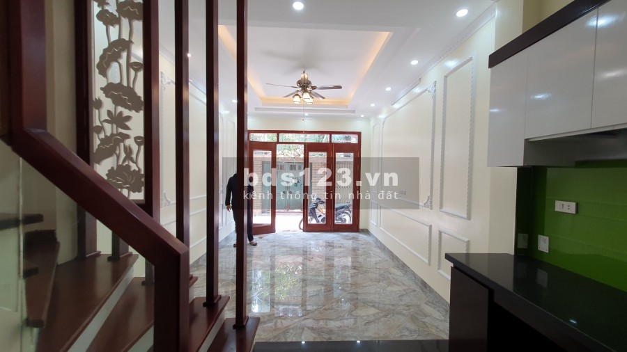 Bán nhà Lĩnh Nam lô góc ngõ rộng, gần oto, diện tích sử dụng 38mx5 tầng, giá 2.7 tỷ