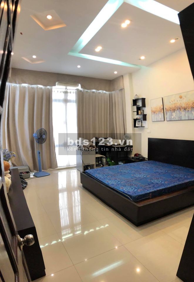 Bán gấp mùa dịch nhà Dương Quảng Hàm - Cầu Giấy lô góc diện tích 42m2, nhỉnh 4 tỷ