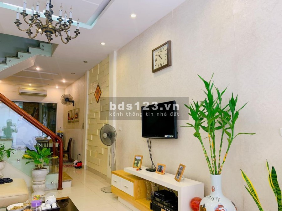 Bán gấp mùa dịch nhà Dương Quảng Hàm - Cầu Giấy lô góc diện tích 42m2, nhỉnh 4 tỷ