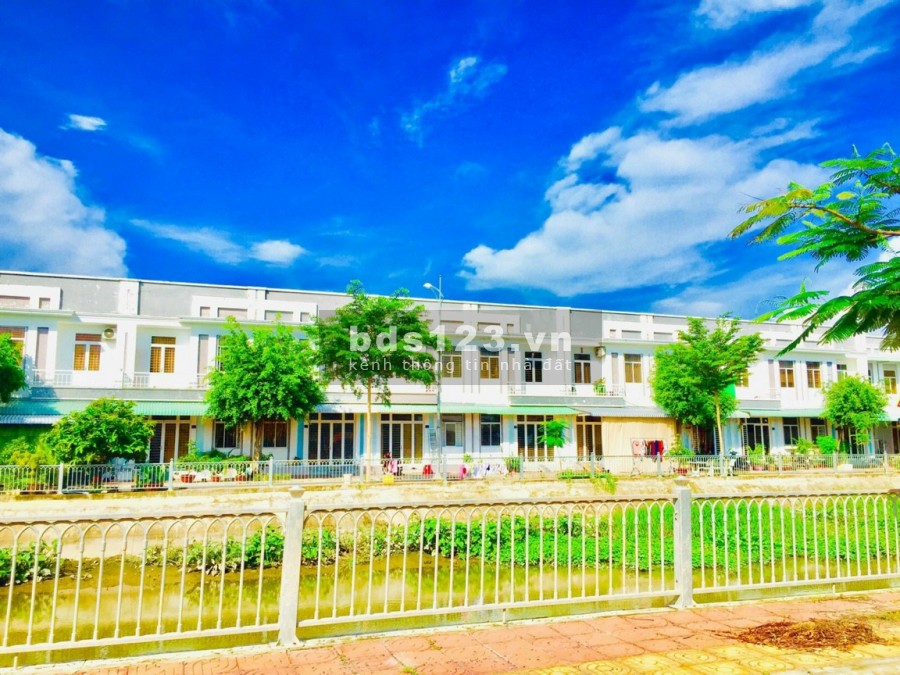 Bán nhà đang xây dựng 1 trệt 1 lầu Hoàng Quân, chiết khấu cao, giá tốt, sổ hồng riêng