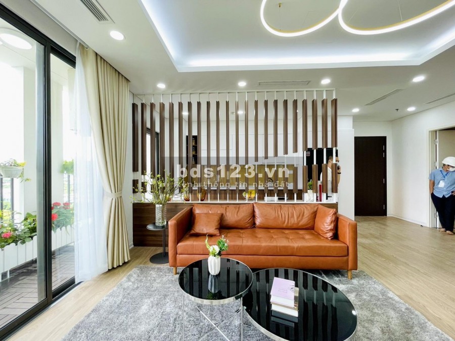 Cần bán căn hộ gần trung tâm Hà Nội diện tích 75.5 m2 full nội thất cao cấp 2 PN mặt đường
