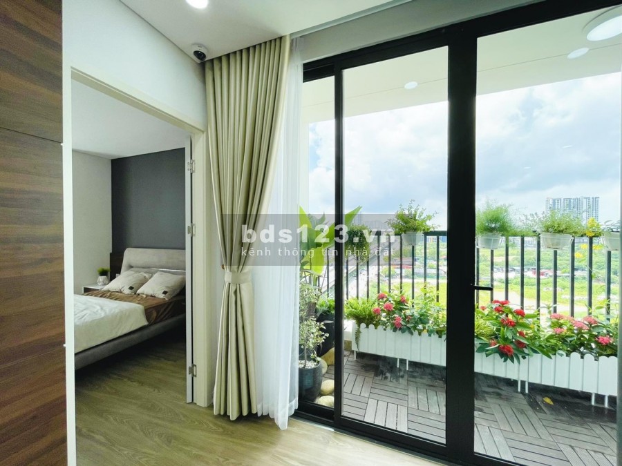 Cần bán căn hộ gần trung tâm Hà Nội diện tích 75.5 m2 full nội thất cao cấp 2 PN mặt đường