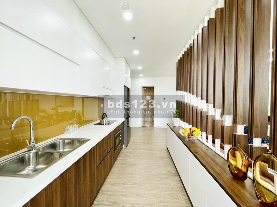 Cần bán căn hộ gần trung tâm Hà Nội diện tích 75.5 m2 full nội thất cao cấp 2 PN mặt đường