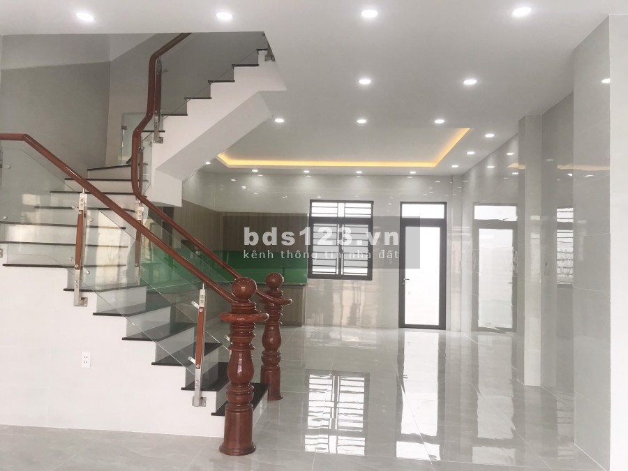 Bán nhà Bình Chánh, mới xây xong, 1 trệt 2 lầu, đường Đinh Đức Thiện (đầy đủ tiện nghi)