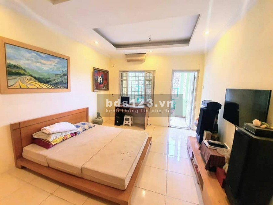 Chính chủ gửi bán nhà mặt phố Đặng Tiến Đông 69m2 x 4 tầng, MT 4m Vị trí đắc địa View hồ Giá TL