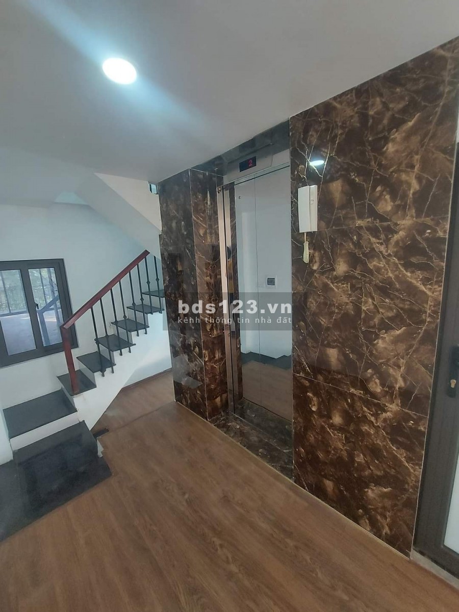 Bán nhà diện tích sử dụng 45m2 mặt hồ Bồ Đề, Long Biên, lô góc, kinh doanh, oto tránh