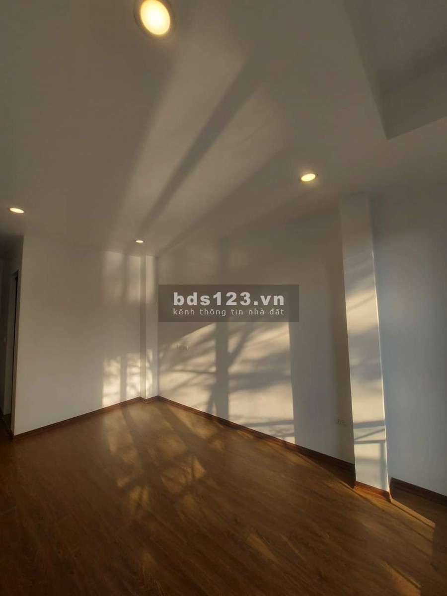 Bán nhà diện tích sử dụng 45m2 mặt hồ Bồ Đề, Long Biên, lô góc, kinh doanh, oto tránh