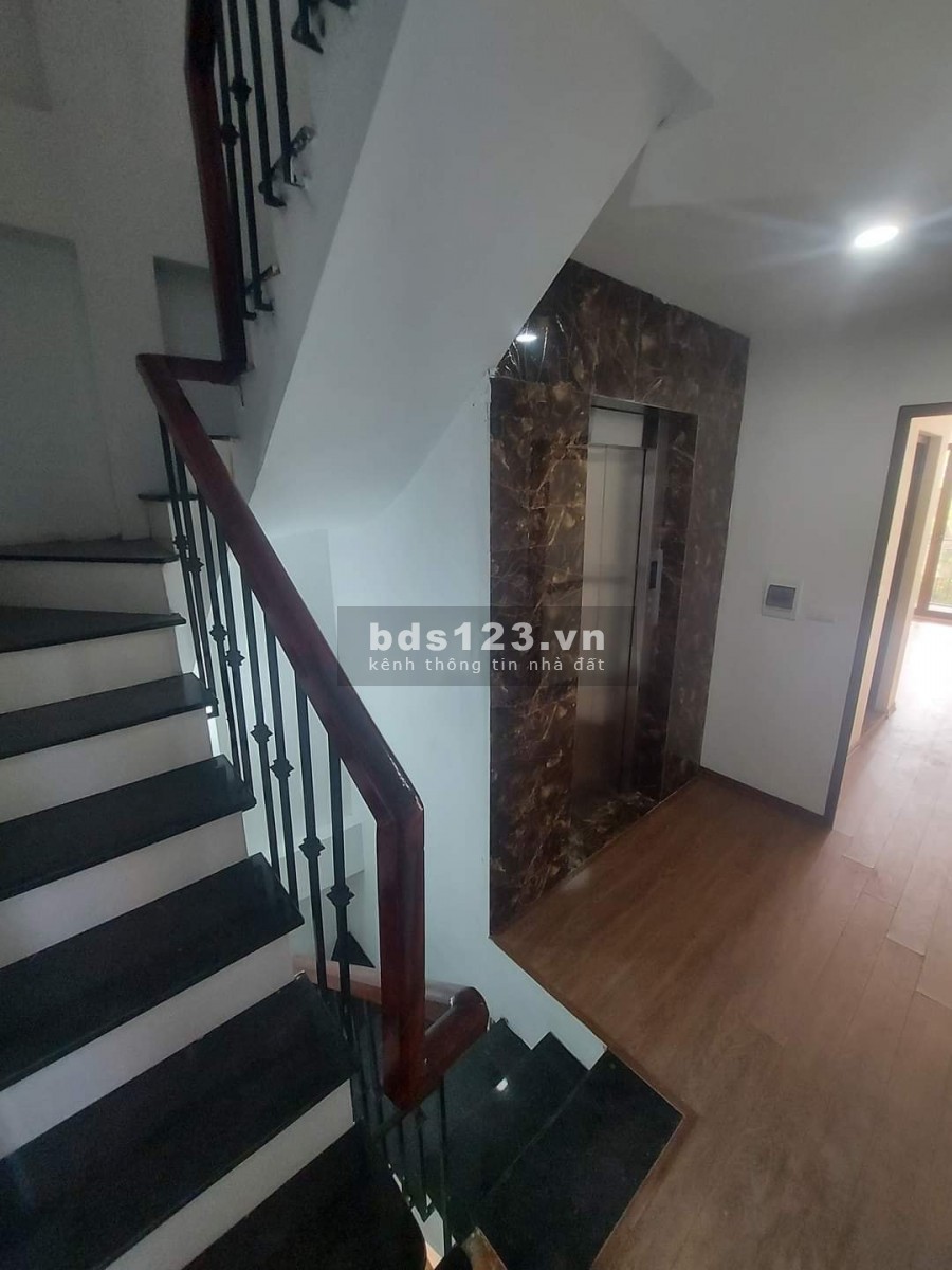 Bán nhà diện tích sử dụng 45m2 mặt hồ Bồ Đề, Long Biên, lô góc, kinh doanh, oto tránh
