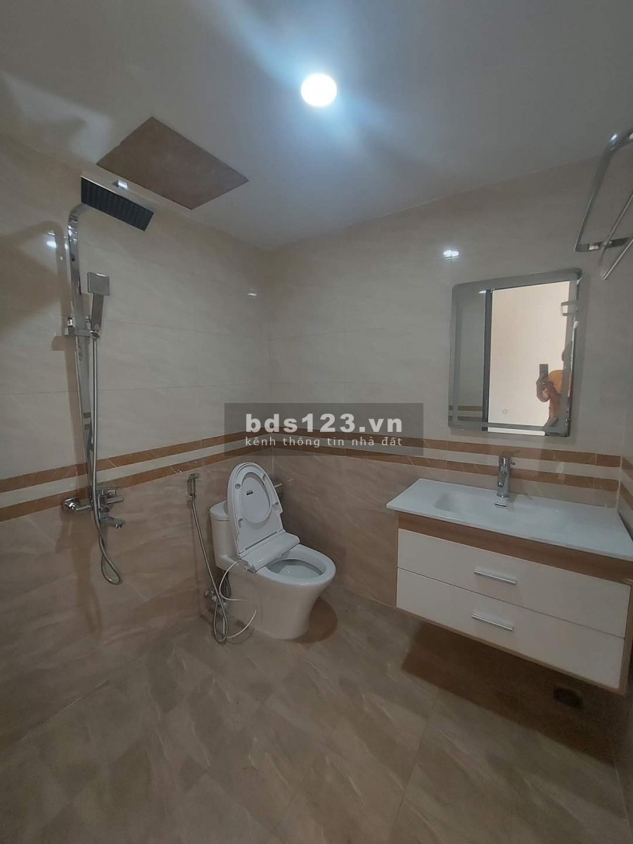 Bán nhà diện tích sử dụng 45m2 mặt hồ Bồ Đề, Long Biên, lô góc, kinh doanh, oto tránh