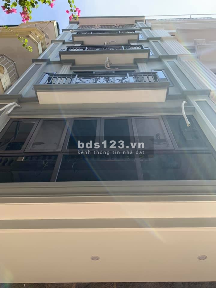 Bán nhà Cầu Giấy, dtsd 42m2, 5 tầng, giá 3.05 tỷ, mới, thoáng, sáng, view đẹp, ngõ to