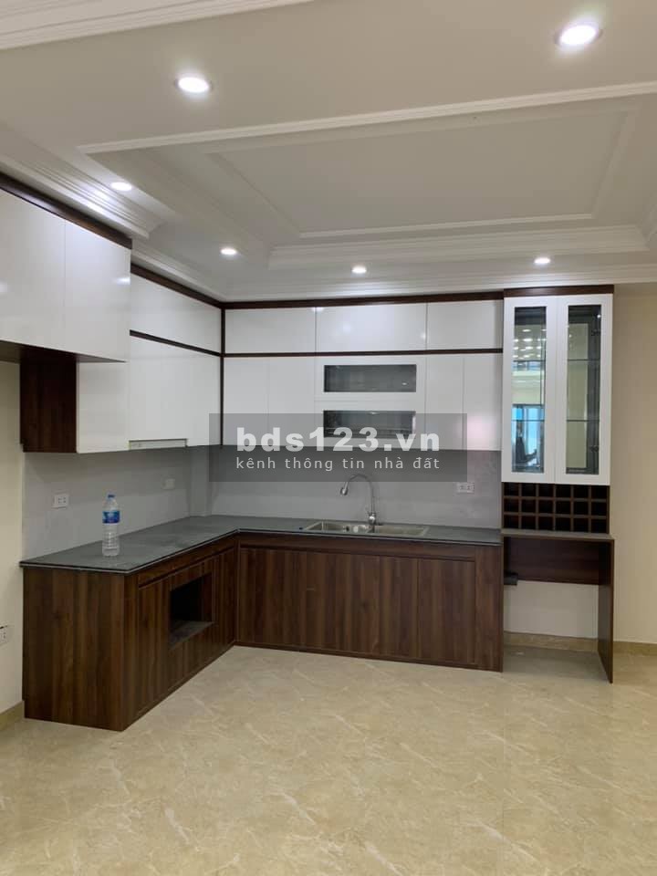 Bán nhà Cầu Giấy, dtsd 42m2, 5 tầng, giá 3.05 tỷ, mới, thoáng, sáng, view đẹp, ngõ to
