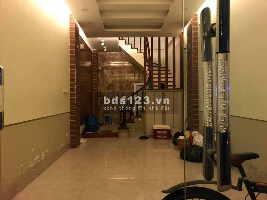 Bán nhà nguyên căn đẹp phố Phùng Chí Kiên, Quận Cầu Giấy, giá bán nhỉnh 5 tỷ, sổ sẵn