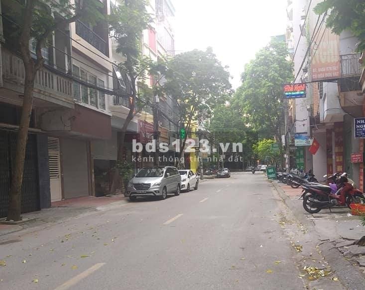 Bán nhà Ngọc Thuỵ Quận Long Biên, ngõ thông, diện tích 40m2, mặt tiền 4m, giá 3.2 tỷ, ô tô tránh
