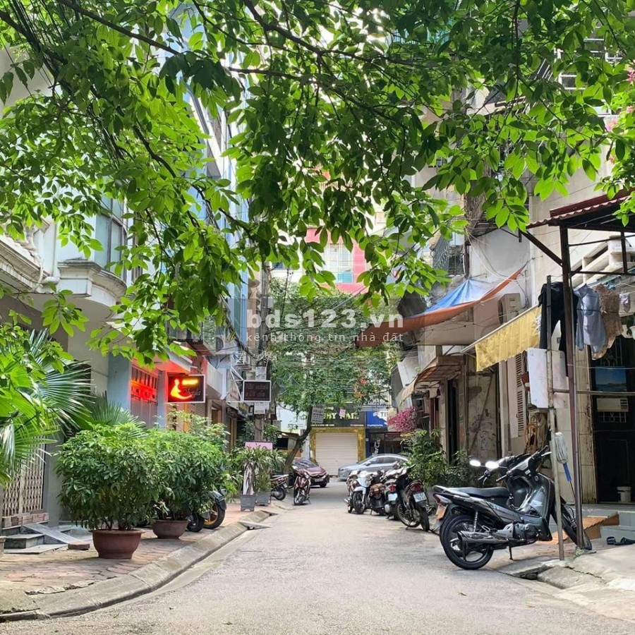 Bán nhà Ngọc Thuỵ Quận Long Biên, ngõ thông, diện tích 40m2, mặt tiền 4m, giá 3.2 tỷ, ô tô tránh