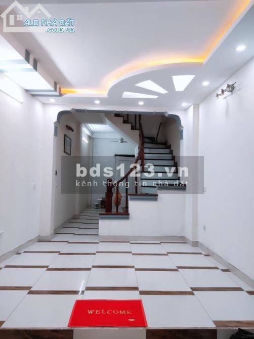 Bán nhà gần Khu HH Linh Đàm, diện tích sử dụng 40m2, 4 phòng ngủ,ô tô đỗ cửa, giá 3,8 tỷ
