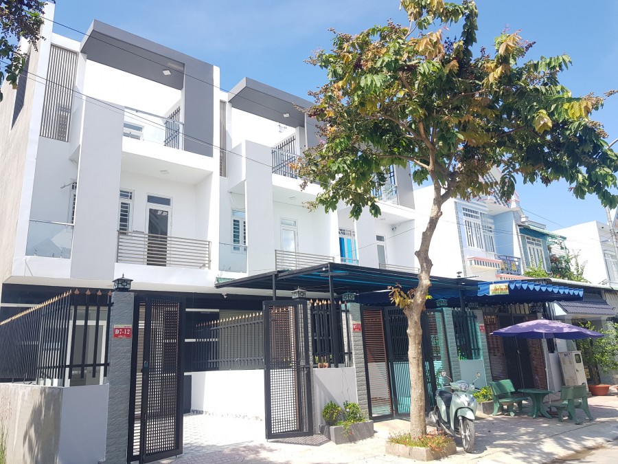 Bán nhà phố chợ Bình Chánh, khu dân cư sầm uất sổ hồng riêng, giá đầu tư sinh lời