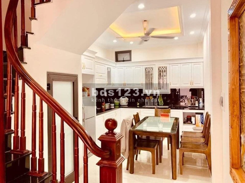 Chính chủ bán nhà Hoàng Mai 5 tầng 36m2, 4 p. Ngủ, LH 0977440990. Ô tô đỗ cửa