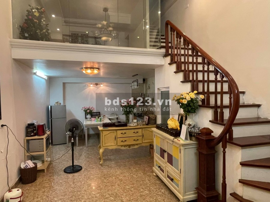 Nhà nguyên căn Lạc Long Quân đúc kiên cố 5 tầng giá bán 5.6 tỷ Cầu Giấy nhà đẹp, ô tô đỗ cửa