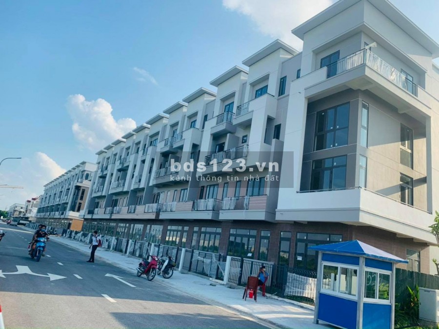 Bán căn shophouse giá rẻ 4 tầng ngay chung cư Kim Cương Từ Sơn, giá đầu tư tốt