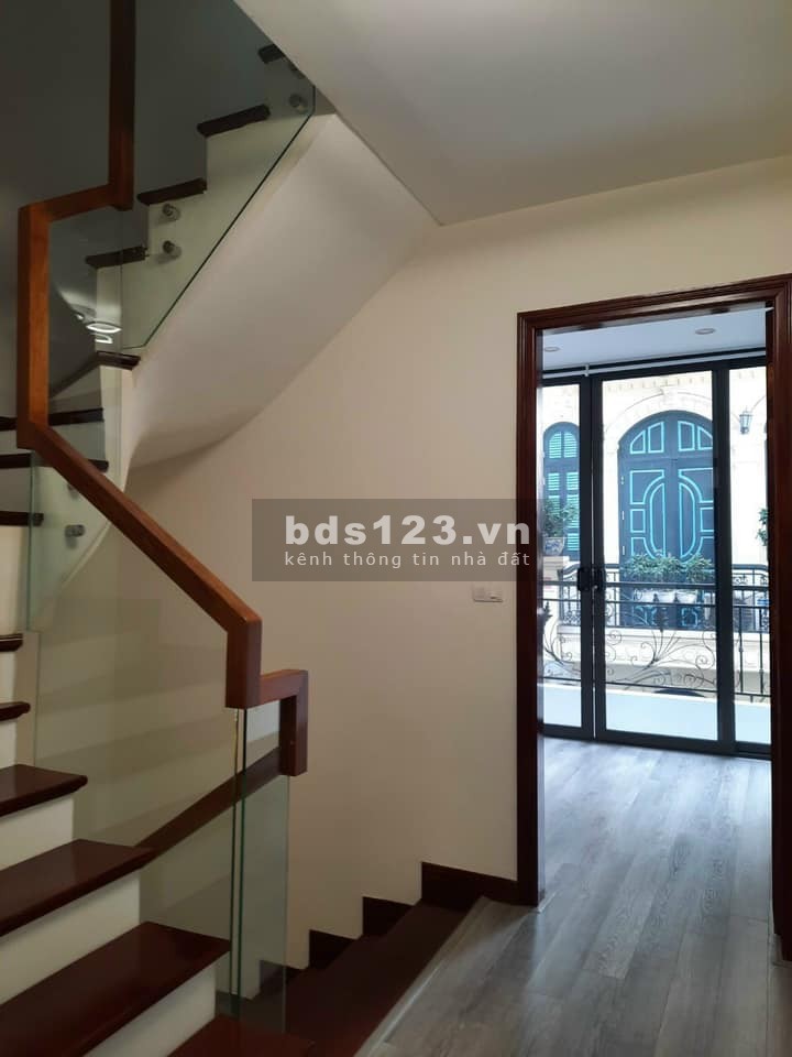 Cực hiếm nhà rộng 40m2, Nguyễn Văn Cừ, Quận Long Biên 5 tầng ô tô 7 chỗ ra vào thoải mái