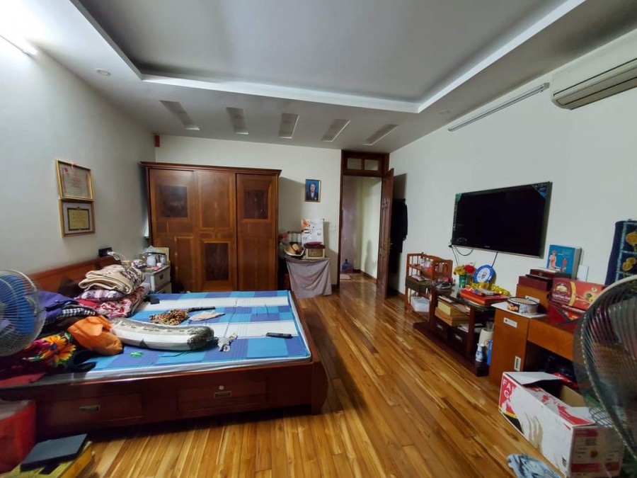Cần bán nhà nguyên căn đường Cát Linh diện tích 74m2, đúc 5 tầng, giá bán 7.9 tỷ