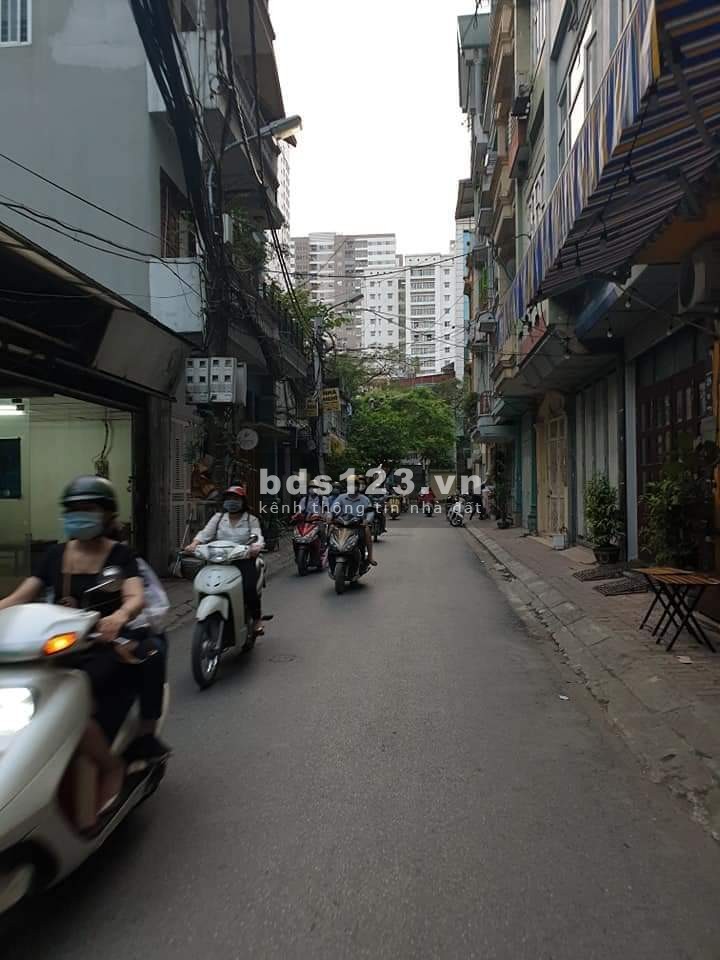 Nhà đẹp phố Lê Trọng Tấn diện tích 72m2, mt 5,5m giá bán 6,4 tỷ ngõ rộng ô tô đỗ cửa.
