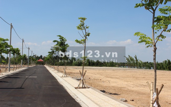 Cần Bán Gấp Lô Đất Nằm ngay góc đường lộ 13m sổ hồng riêng giá bán chỉ 960tr
