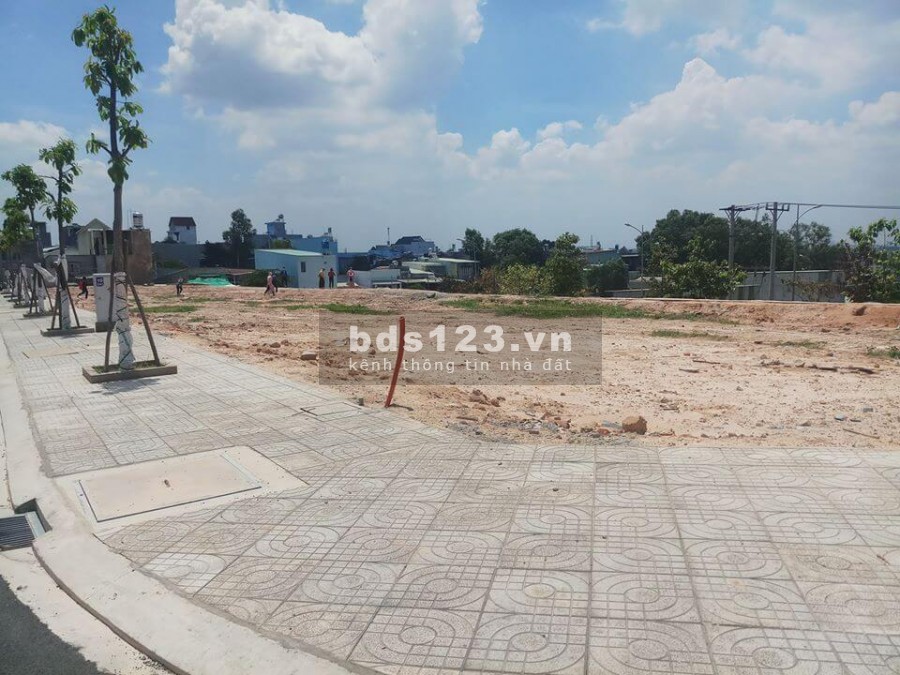 Cần Bán Gấp Lô Đất Nằm ngay góc đường lộ 13m sổ hồng riêng giá bán chỉ 960tr