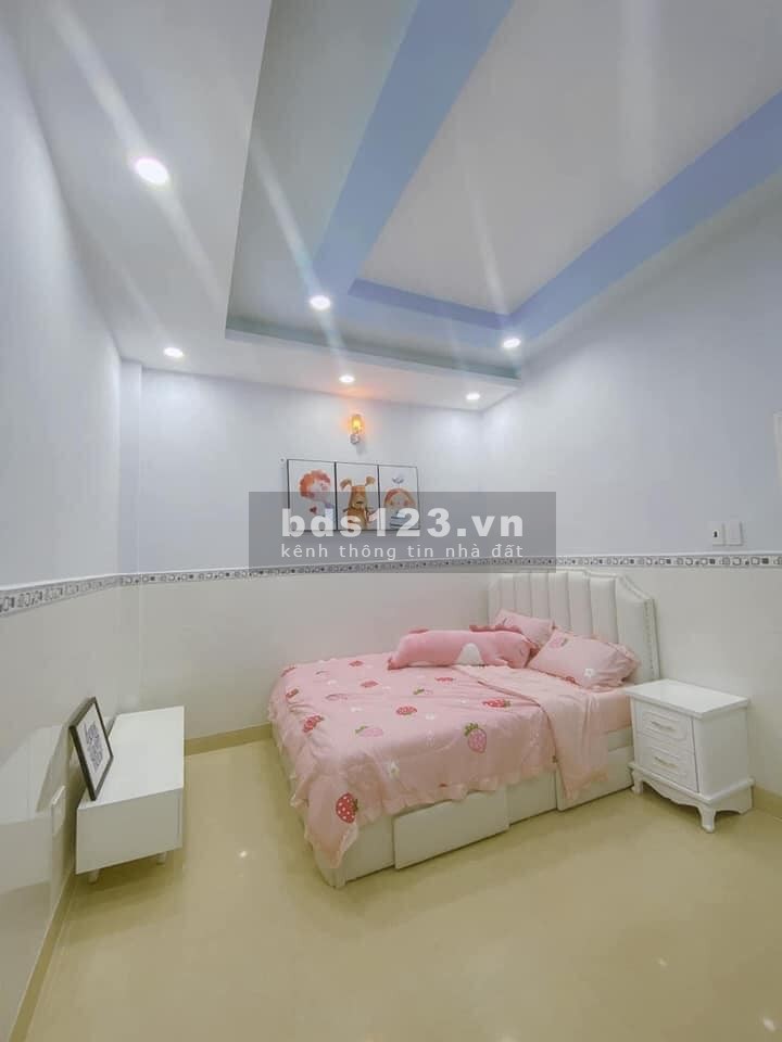 Bán nhà nguyên căn đẹp, xe hơi đậu trong nhà, giá tốt, diện tích nhà rộng, lh 0947520968