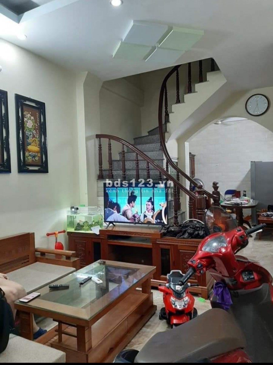 Nhà phố Bạch Mai ở luôn gần phố ngõ ba gác cách ô tô 30m diện tích 28m2 giá 2.5 tỷ