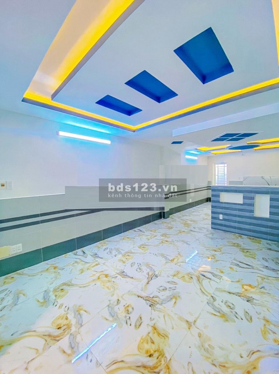 Bán nhà nguyên căn có thang máy, diện tích 4mx22,5m, vào ở liền 1 trệt, 2 lầu, sân thượng