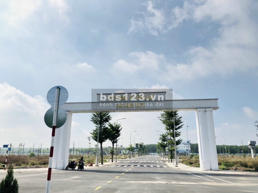 Cần tiền bán gấp lô đất mặt tiền đường DT 746 sổ hồng riêng giá 800 triệu, chính sách ưu đãi