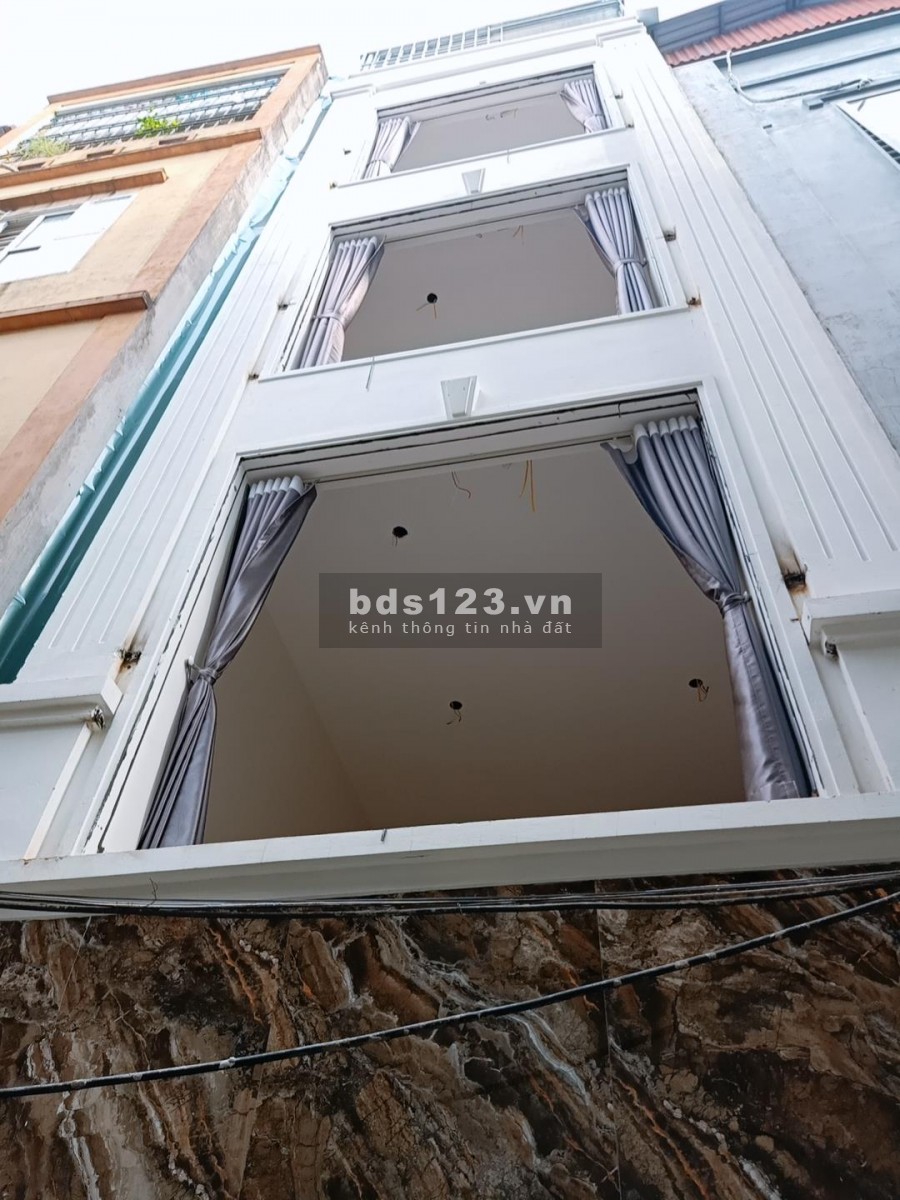 Bán nhà nguyên căn Việt Hưng, Quận Long Biên, phố đẹp, diện tích 33m2, 5 tầng, giá 2.5 tỷ