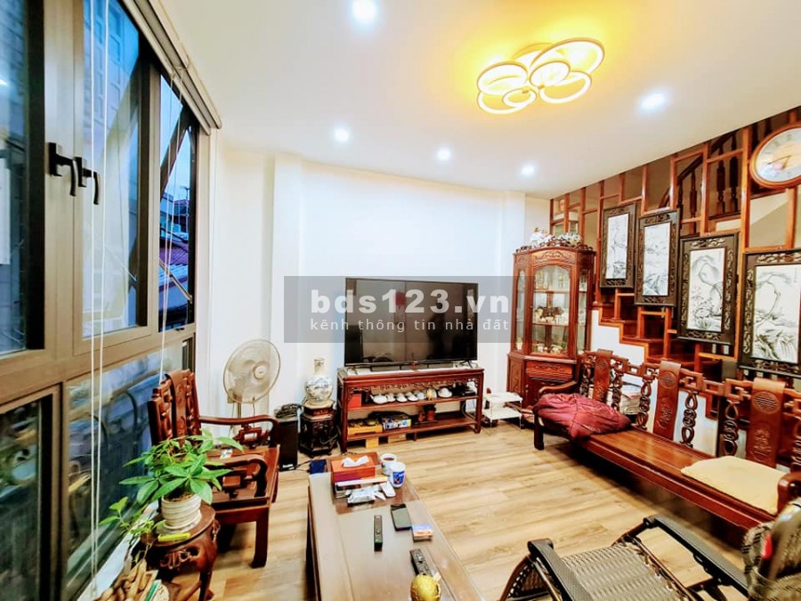 Bán nhà Nguyễn Văn Cừ ô tô đỗ cửa mặt tiền 4.5m, 4 phòng ngủ, vị trí đẹp gần phố