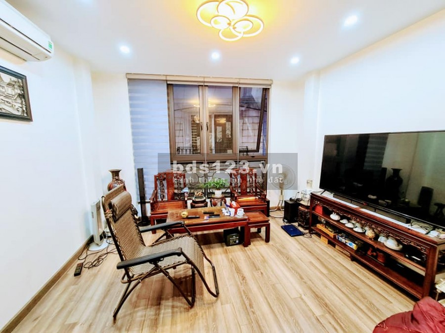 Bán nhà Nguyễn Văn Cừ ô tô đỗ cửa mặt tiền 4.5m, 4 phòng ngủ, vị trí đẹp gần phố