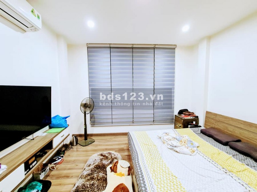 Bán nhà Nguyễn Văn Cừ ô tô đỗ cửa mặt tiền 4.5m, 4 phòng ngủ, vị trí đẹp gần phố