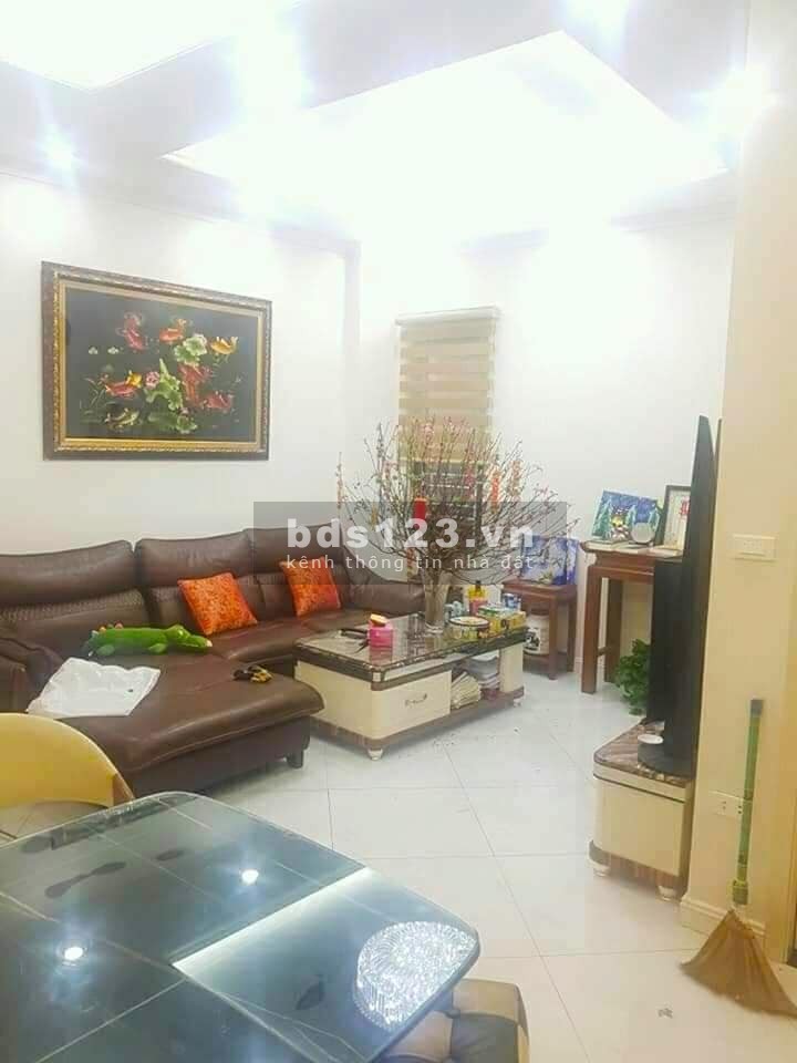 Chưa đến 14 tỷ nhà 5 tầng kinh doanh, ô tô vào nhà, diện tích 98m2 phố Thái Hà, Đống Đa.