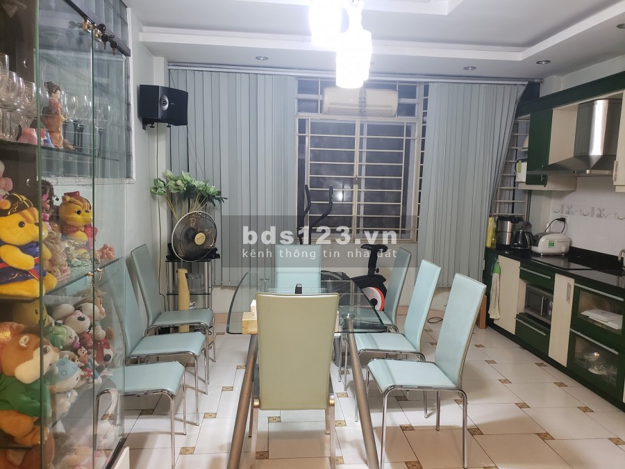 Bán nhà Hoàng Quốc Việt, dt 44m2, giá bán 3.75 tỷ, tặng nội thất, vài bước ra phố lớn