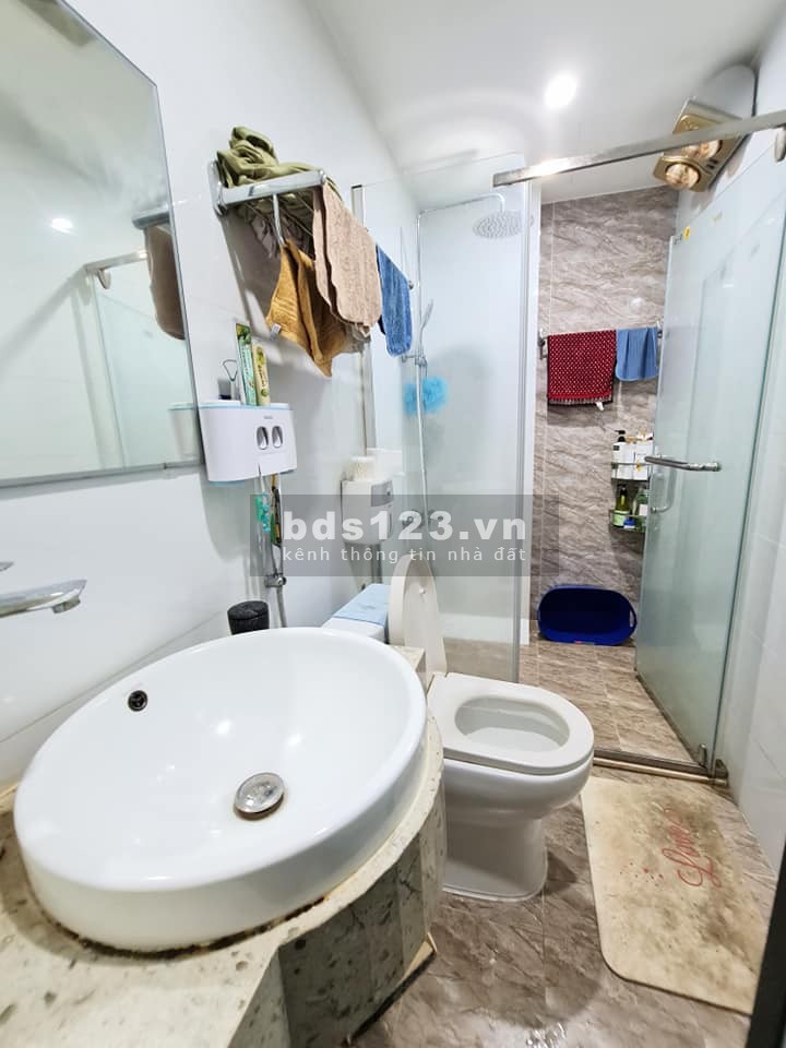Bán nhà Nguyễn Văn Cừ ô tô đỗ cửa mặt tiền 4.5m, 4 phòng ngủ, vị trí đẹp gần phố