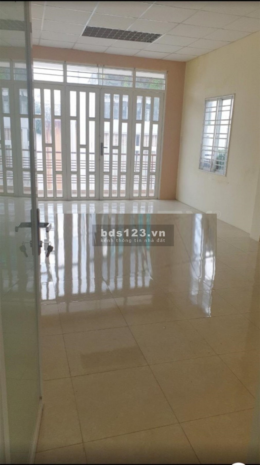Nhà hẻm xe hơi cách mặt tiền vài bước diện tích 4x17, bê tông cốt thép chắc chắn, lhcc
