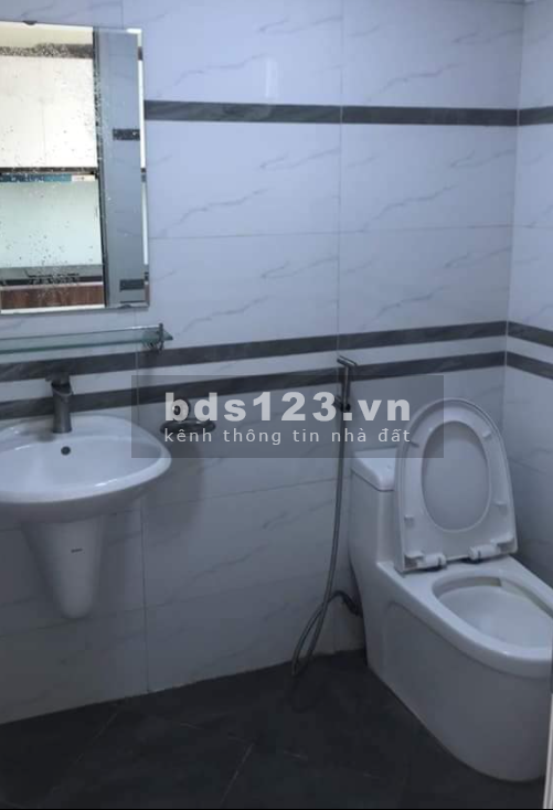 Diện tích 30m2 4 tầng giá 2.1 tỷ view hồ Phương Liệt 3 mặt thoáng, có sân để xe trước nhà