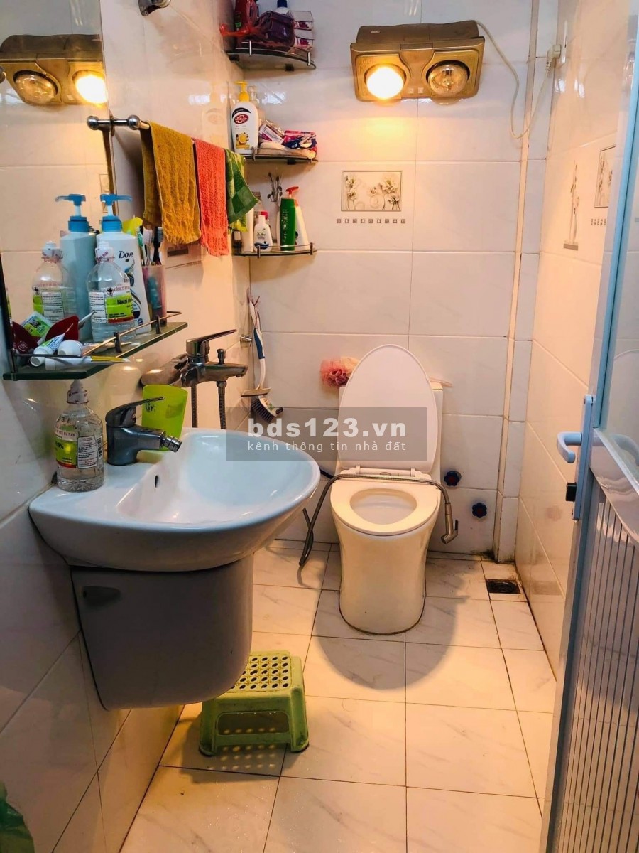 Bán nhà Tây Sơn, diện tích sử dụng 40m2 chỉ với 3.3 tỷ ô tô tải đỗ cửa. Giá quá rẻ đấu tư