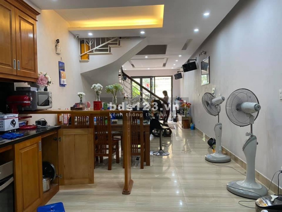 Bán nhà Gia Thụy diện tích 57m2 mt 4.5m ô tô vào nhà lô góc 2 mặt thoáng giá 4.45 tỷ