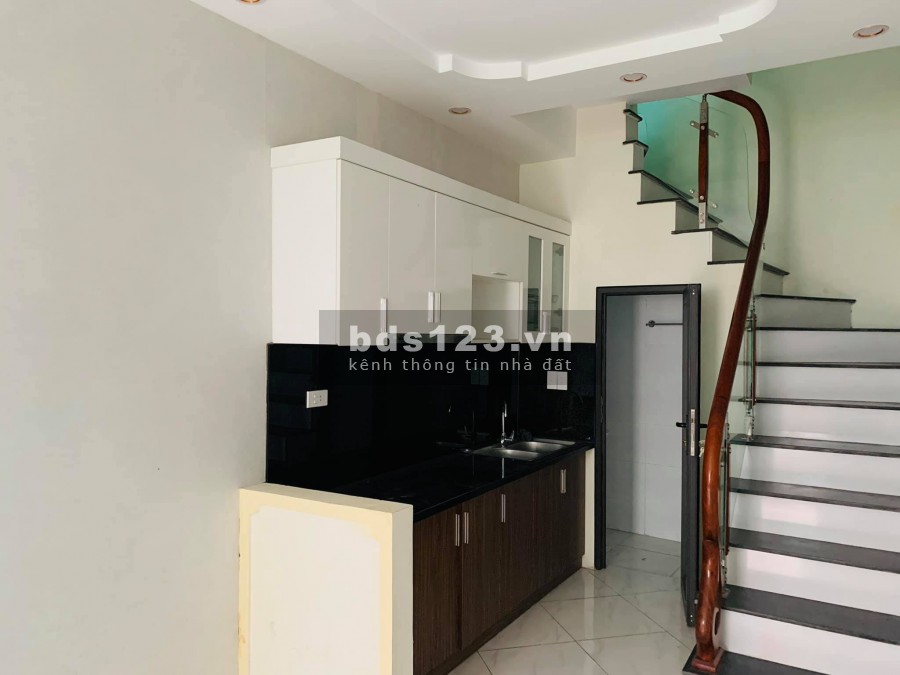 Bán nhà nguyên căn ngõ 254 Minh Khai, đúc kiên cố 3 tầng, 2 ngủ, giá bán 2.05 tỷ, sổ sẵn
