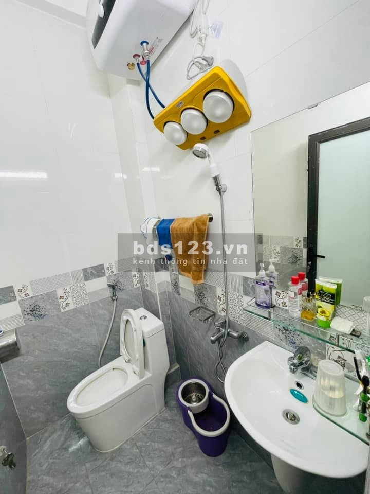 Bán nhà 2,5 tầng Cam Lộ, Hùng Vương Ngõ cực nông oto đỗ cửa giá 1.8 tỷ, thoả thuận