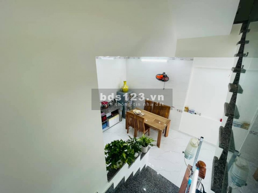 Bán nhà 2,5 tầng Cam Lộ, Hùng Vương Ngõ cực nông oto đỗ cửa giá 1.8 tỷ, thoả thuận
