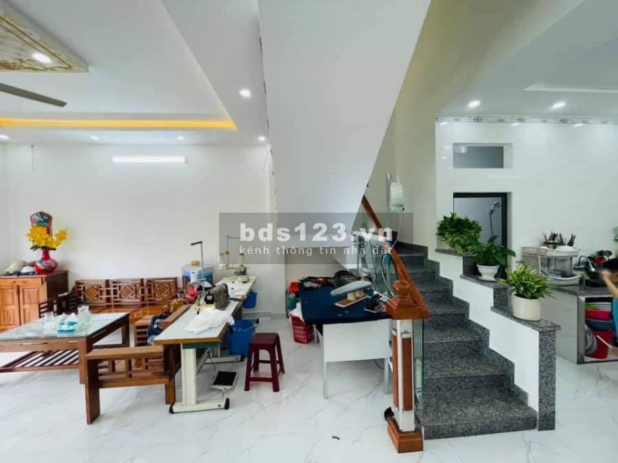 Bán nhà 2,5 tầng Cam Lộ, Hùng Vương Ngõ cực nông oto đỗ cửa giá 1.8 tỷ, thoả thuận