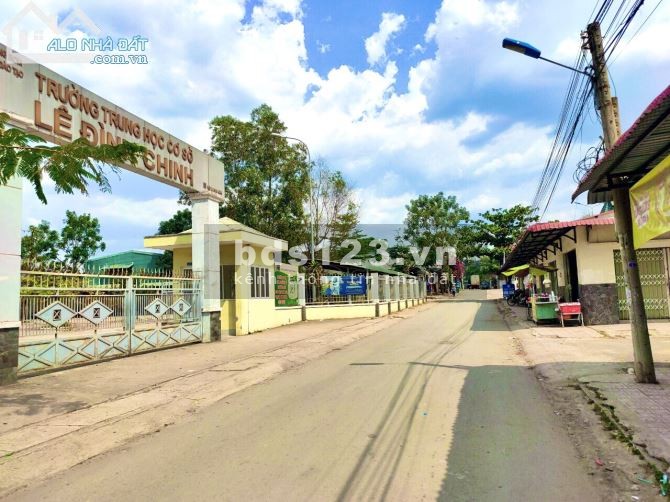 Cần Bán Gấp 100m2. Sẵn sổ. Trường THCS Lê Đình Chinh. Hố Nai 3. Giá 900 Triệu