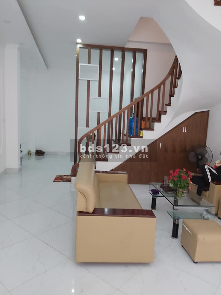 Bán nhà phường Việt Hưng gần phố dân xây diện tích sử dụng 30m2 giá bán nhỉnh 2 tỷ