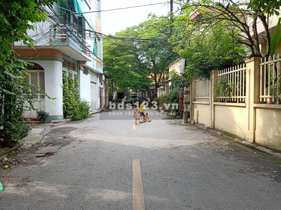 Bán nhà phường Việt Hưng gần phố dân xây diện tích sử dụng 30m2 giá bán nhỉnh 2 tỷ